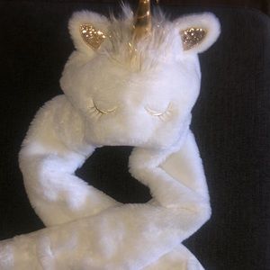 Unicorn hat and scarf in one. Fits size 4-7